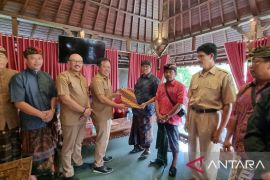 Bupati Bangli serahkan NPHD kepada 27 banjar adat