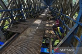Perbaikan jembatan Cirahong