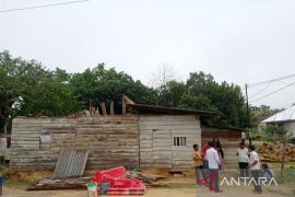 Pemkot Kendari serahkan bantuan korban puting beliung