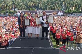 Hari Angklung Sedunia, ribuan pelajar-ortu bermain angklung di Jember pecahkan MURI