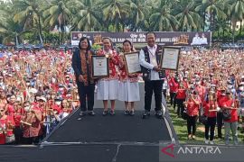Ribuan pelajar bersama ortu bermain angklung di Jember raih MURI