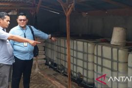 Polisi tangkap pelaku penampung 10.600 liter solar sulingan ilegal di Banyuasin