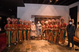 Iriana-Peng Liyuan bertukar cendera mata usai KTT G20