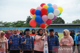Wali Kota bersama Ketua TP PKK Pangkalpinang gelar lomba lari estafet untuk pengurus dan anggota