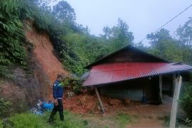 Sejumlah rumah warga rusak parah akibat longsor di Lubuk Selasih Solok