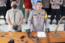 Anak bacok ayah kandung menggunakan cangkul dan menembak dengan senapan angin hingga tewas