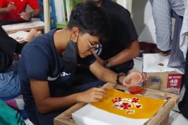 Wisatawan dan mahasiswa asing belajar membatik di Surabaya
