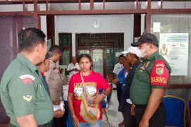 Pembagian BLT untuk nelayan Biak Numfor didampingi Babinsa