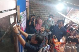 PLN pasang jaringan listrik baru warga kurang mampu di wilayah selatan Sukabumi