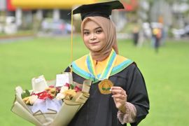 Cerita Cyndy alumnus Unej  yang kuliah "tanpa bayar" hingga lulus
