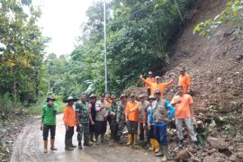 Pemnag Koto Malintang Agam gotong royong bersihkan material longsor timbun jalan