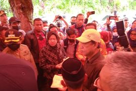 Mensos salurkan bantuan ke korban longsor di Gowa