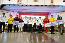 Gubri serahkan sagu hati untuk atlet peraih medali