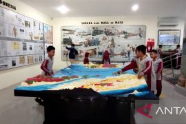 Pelajar SD 01 Riau Silip belajar sejarah pertimahan di Museum Timah Indonesia Pangkalpinang