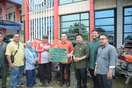 Satono salurkan 176 unit alat mesin pertanian ke kelompok tani