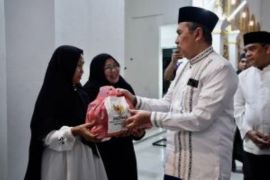 Gubernur Syamsuar salurkan 450 paket sembako