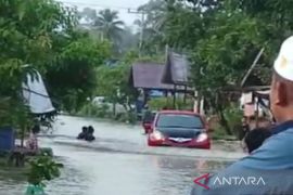 Warga menanti bantuan banjir