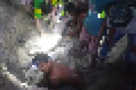 Polisi bantu mengevakuasi penambang tertimbun longsor di Gunung Botak