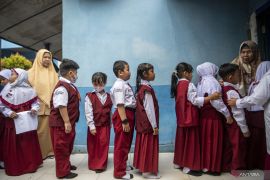Bulan Imunisasi Anak Sekolah di Palembang Page 2 Small