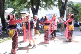 Wisman asal kapal pesiar Prancis keliling Kota Probolinggo