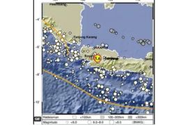 Jakarta diguncang gempa, sejumlah pekerja kantoran keluar gedung