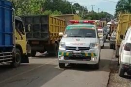 Polantas  kawal ambulan pembawa pasien yang terjebak macet di Tembesi Batanghari