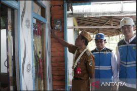 PLN perluasan jaringan listrik di Desa Sungai Rasau