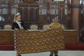 "Miss Universe" Swiss lelang batik untuk korban gempa di Cianjur