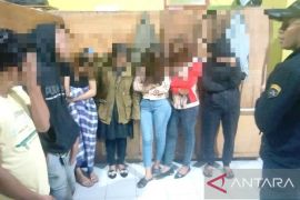 Satpol PP Agam jaringan tiga pasangan dan pengunjung kafe karena lewat tengah malam