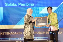 Gubernur Kasel terima penghargaan Menteri Ketenagakerjaan