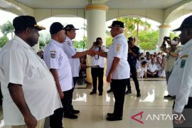 Gubernur Waterpauw tunjuk tiga pelaksana kepala dinas dan badan