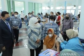 Gubernur Khofifah dorong vaksinasi penguat dosis kedua bagi lansia