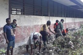 Posramil 1708-01/BT dan warga gotong royong bersihkan halaman sekolah