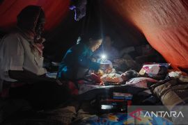 Penyintas gempa Cianjur bertahan dalam gelap gulita