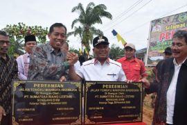 Plt Bupati Palas resmikan jalan Tongku Mahkota Hasibuan sepanjang 23 KM