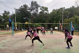 Semarakkan HUT ke 77 PGRI, PT Timah Tbk ikuti pertandingan persahabatan dengan PGRI Bangka Barat