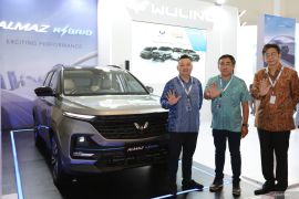 Wuling boyong Almaz Hybrid di GIIAS Semarang