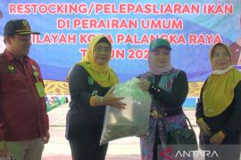 Pemkot Palangka Raya lepas 205 ribu benih ikan di Sungai Sabangau