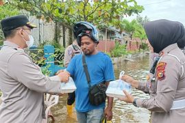 Warga terdampak banjir rob, Kapolres Dumai turun bagikan paket sembako dan sarapan