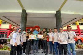 Peduli korban gempa Cianjur, YBM PLN salurkan 200 Kg randangmelalui Pemprov Sumbar