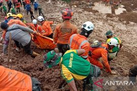 Empat jenazah korban gempa di Desa Cijedil Cianjur dievakuasi