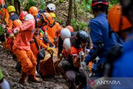 Evakuasi jenazah korban longsor