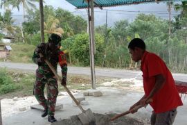 Koramil Biak Barat bantu campur semen pengecoran lantai rumah warga