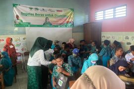 Pertani HKTI Jatim bagikan beras untuk siswa SLB di Lamongan