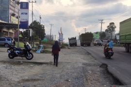 Hati - hati, bahu jalan Lintas Timur Pematangreba banyak yang rusak