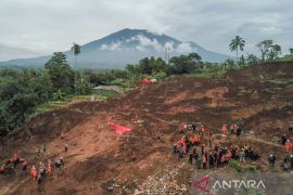 Pencarian korban tertimbun longsor akibat gempa di Cianjur