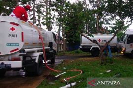 PMI supplies 100,000 liters of water for victims