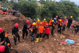 TRC Semen Padang evakuasi empat korban gempa di Desa Cijedil
