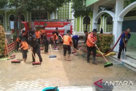 BPBD Pamekasan bantu bersihkan lumpur bekas banjir di Ponpes Al-Amien