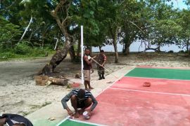 Koramil 1708-06/Supiori Utara bantu pengecatan lapangan voli